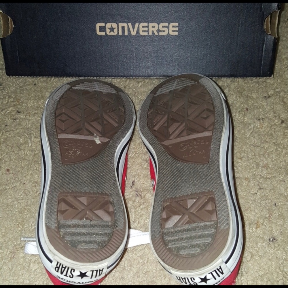 Red converse - Picture 2 of 5